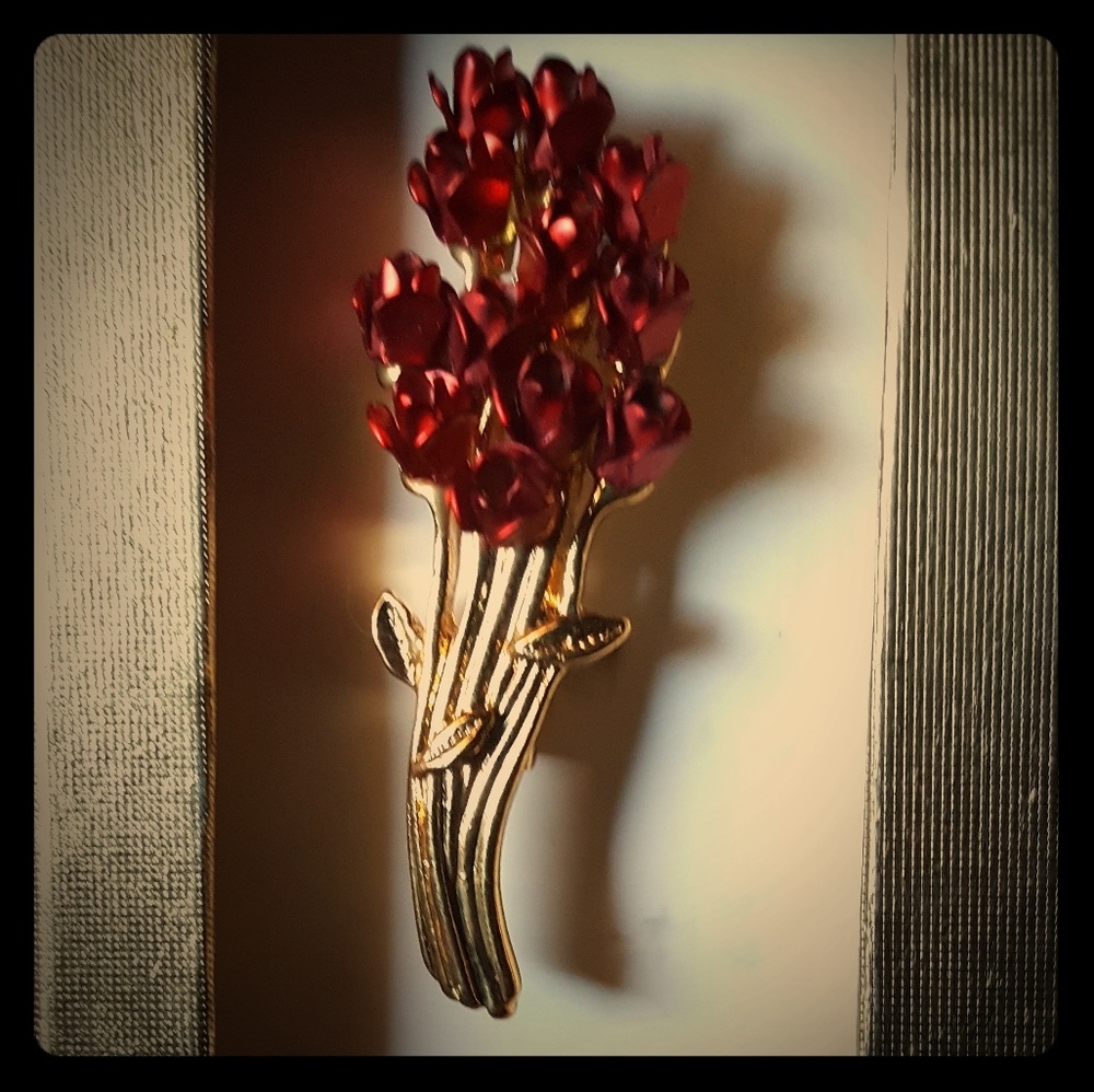 Bouquet of red roses brooch